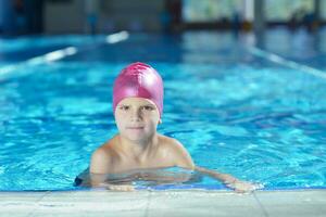 glückliches Kind im Schwimmbad foto