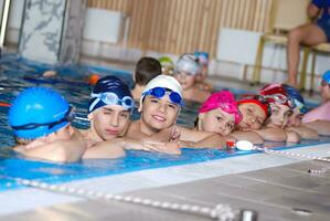 .Kinder in Serie im Schwimmbad foto