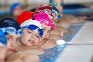 .Kinder in Serie im Schwimmbad foto