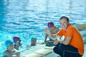 glückliche kindergruppe am schwimmbad foto