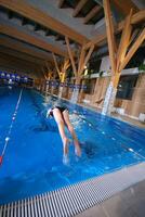 .Mädchen Springen im Schwimmen Schwimmbad foto