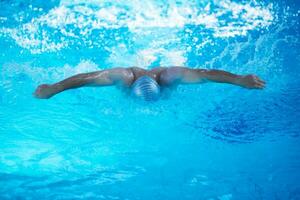 Schwimmerübung auf Hallenbad foto