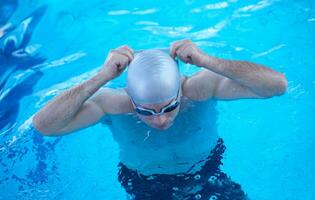 Schwimmerübung auf Hallenbad foto