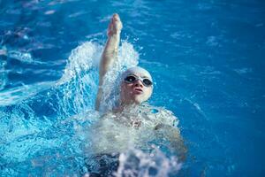 Schwimmerübung auf Hallenbad foto