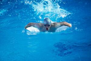 Schwimmerübung auf Hallenbad foto