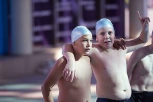 chil Gruppe beim Schwimmen Schwimmbad foto