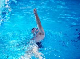 Schwimmerübung auf Hallenbad foto