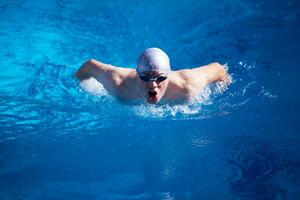 Schwimmerübung auf Hallenbad foto