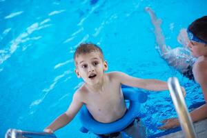 Kind auf Schwimmbecken foto