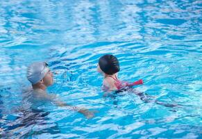 Kinderporträt am Swimmingpool foto