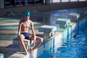 Schwimmerübung auf Hallenbad foto