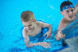 Kind auf Schwimmbecken foto