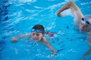 Kindergruppe in der Schwimmbadschulklasse foto