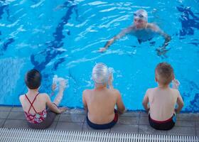 Kindergruppe in der Schwimmbadschulklasse foto