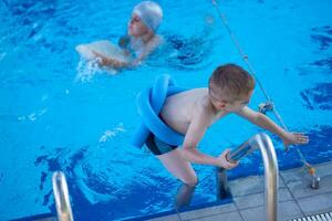 Kind auf Schwimmbecken foto