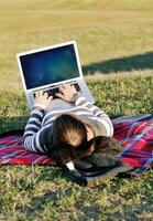junge Teenager-Mädchen arbeiten am Laptop im Freien foto