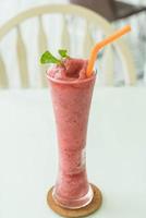 gemischter Beeren-Smoothie im Café foto