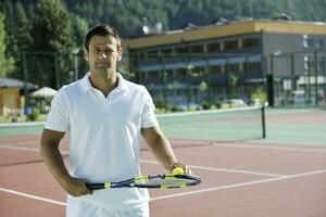 junger mann spielt tennis foto