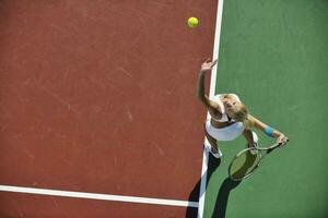 junge frau spielt tennis foto