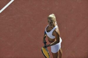 junge Frau spielt Tennis im Freien foto