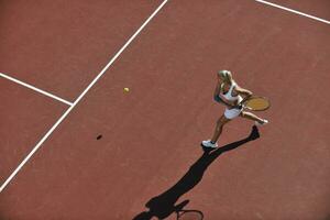 junge Frau spielt Tennis im Freien foto