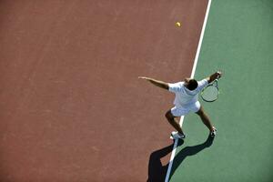 junger mann spielt tennis foto