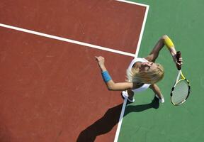 junge frau spielt tennisspiel im freien foto