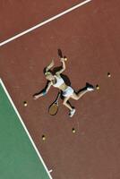 junge frau spielt tennis foto