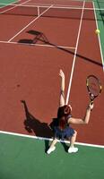 junge frau spielt tennisspiel im freien foto