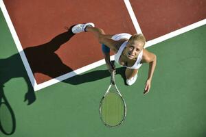 junge Frau spielt Tennis im Freien foto