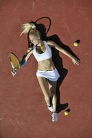 junge Frau spielt Tennis im Freien foto