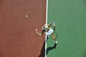 junge Frau spielt Tennis im Freien foto