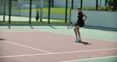 junge frau spielt tennisspiel im freien foto