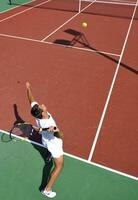 junger Mann spielt Tennis im Freien foto