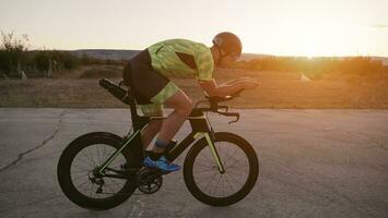 triathlonsportler, der fahrrad fährt foto