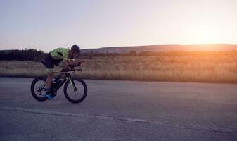 triathlonsportler, der fahrrad fährt foto