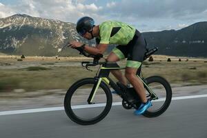 triathlon-sportler, der fahrrad fährt foto