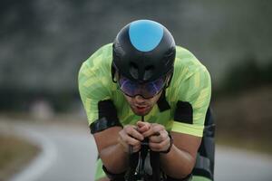 triathlon-sportler, der fahrrad fährt foto