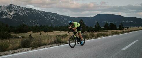 triathlon-sportler, der fahrrad fährt foto