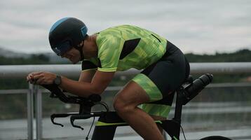 triathlonsportler, der beim morgendlichen training fahrrad fährt foto