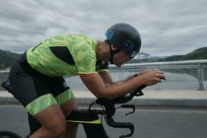 triathlonsportler, der beim morgendlichen training fahrrad fährt foto