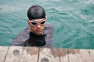 Triathleten-Schwimmerporträt mit Neoprenanzug beim Training foto