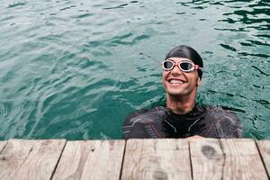 Triathleten-Schwimmerporträt mit Neoprenanzug beim Training foto