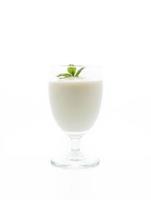 ein Glas Joghurt auf weißem Hintergrund foto