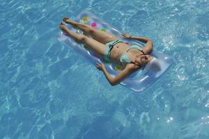 frau entspannen am schwimmbad foto