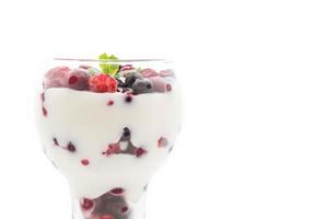 Joghurt mit gemischten Beeren auf weißem Hintergrund foto