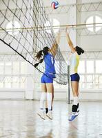 Mädchen spielen Volleyball Indoor-Spiel foto