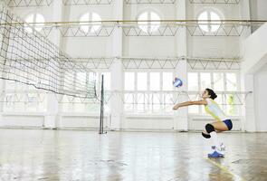 Mädchen spielen Volleyball Indoor-Spiel foto