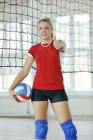 Mädchen spielen Volleyball Indoor-Spiel foto