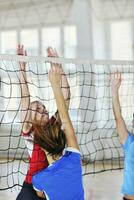 Mädchen spielen Volleyball Indoor-Spiel foto